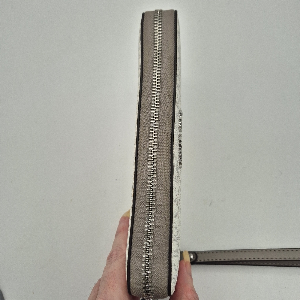 Michael Kors Jet Set Travel Large Wallet - Picture 5 of 8